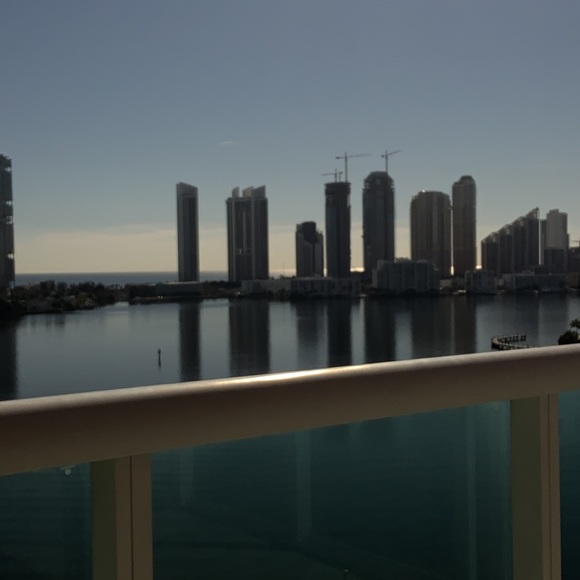 Meet your Posher, Rebeca - Picture 1 of 1